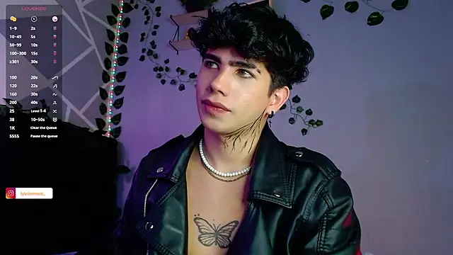 Snapshot of LyleBennett_ chatting on 12.02.24 LyleBennett online show from 12.02.24