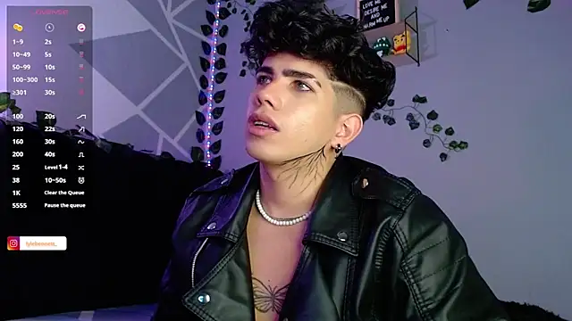 Snapshot of LyleBennett_ chatting on 12.06.24 LyleBennett online show from 12.06.24