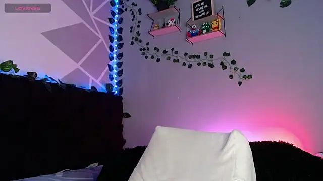 Snapshot of LyleBennett_ chatting on 12.08.24 LyleBennett online show from 12.08.24