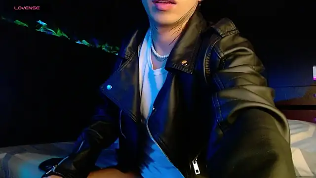 Snapshot of LyleBennett_ chatting on 12.18.24 LyleBennett online show from 12.18.24