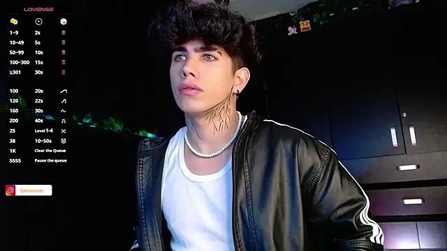 Snapshot of LyleBennett_ chatting on 12.19.24 LyleBennett online show from 12.19.24