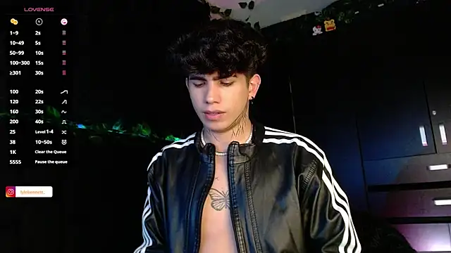 Snapshot of LyleBennett_ chatting on 12.19.24 LyleBennett online show from 12.19.24