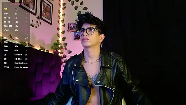 Snapshot of LyleBennett_ chatting on 02.01.25 LyleBennett online show from 02.01.25