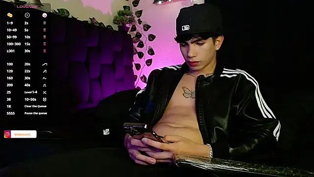 Snapshot of LyleBennett_ chatting on 02.03.25 LyleBennett online show from 02.03.25