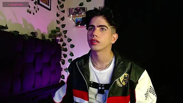 Snapshot of LyleBennett_ chatting on 02.07.25 LyleBennett online show from 02.07.25