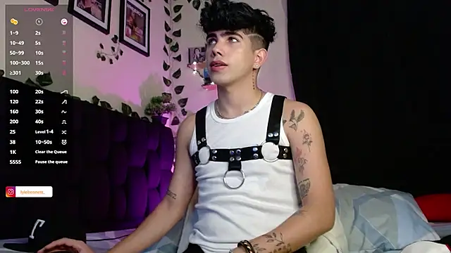 Snapshot of LyleBennett_ chatting on 02.09.25 LyleBennett online show from 02.09.25