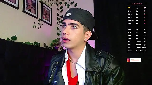 Snapshot of LyleBennett_ chatting on 02.14.25 LyleBennett online show from 02.14.25