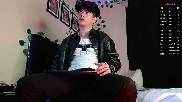 Snapshot of LyleBennett_ chatting on 03.04.25 LyleBennett online show from 03.04.25