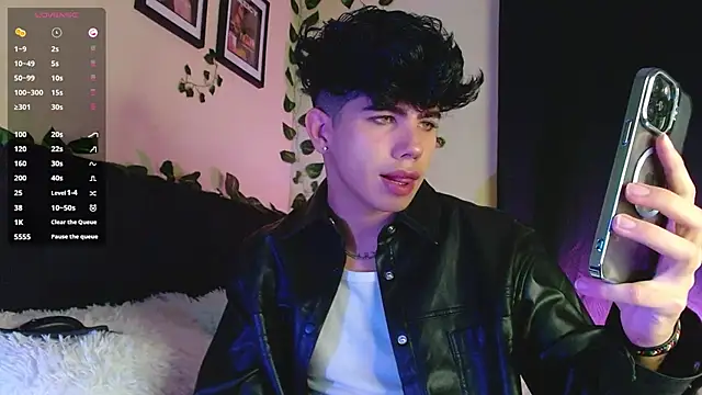 Snapshot of LyleBennett_ chatting on 03.22.25 LyleBennett online show from 03.22.25