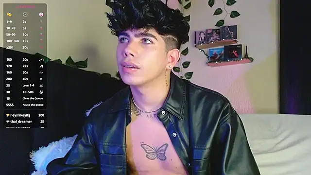 Snapshot of LyleBennett_ chatting on 03.22.25 LyleBennett online show from 03.22.25