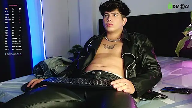 Snapshot of LyleBennett_ chatting on 10.04.25 LyleBennett online show from 10.04.25