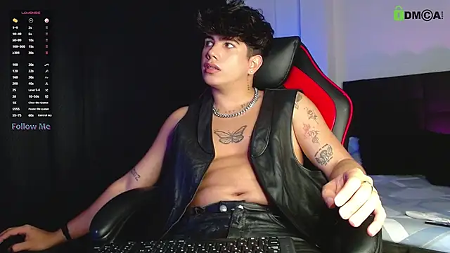 Snapshot of LyleBennett_ chatting on 10.08.25 LyleBennett online show from 10.08.25