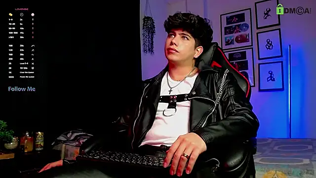 Snapshot of LyleBennett_ chatting on 11.14.25 LyleBennett online show from 11.14.25