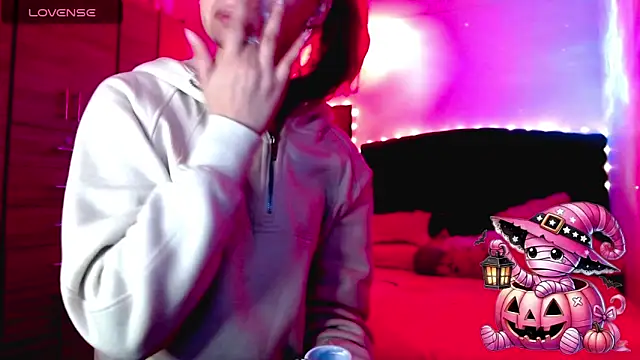 Snapshot of holy_juli chatting on 10.22.25 holy juli online show from 10.22.25