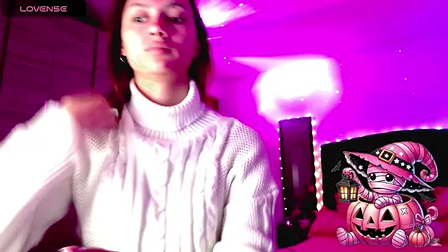 Snapshot of holy_juli chatting on 10.26.25 holy juli online show from 10.26.25