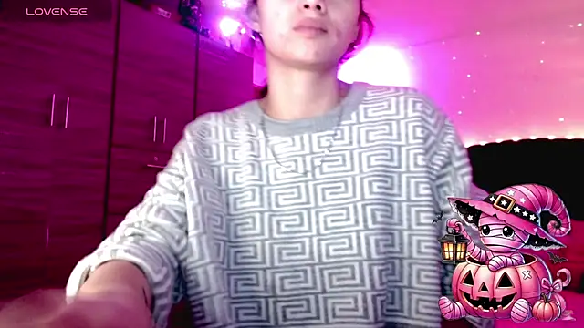 Snapshot of holy_juli chatting on 10.28.25 holy juli online show from 10.28.25