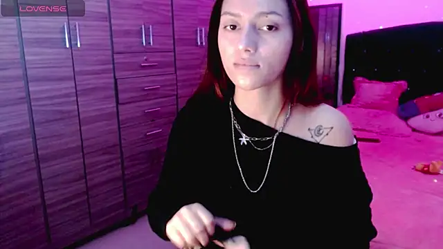 Snapshot of holy_juli chatting on 11.02.25 holy juli online show from 11.02.25