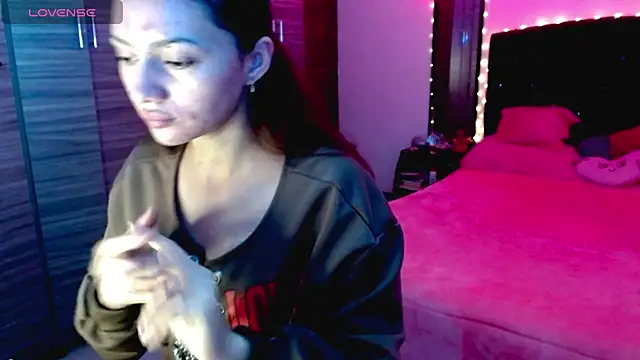 Snapshot of holy_juli chatting on 11.05.25 holy juli online show from 11.05.25