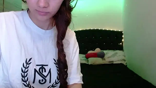 Snapshot of holy_juli chatting on 05.25.26 holy juli online show from 05.25.26