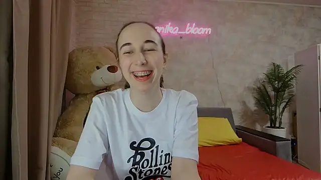 Anika bloom online show from 03.20.25