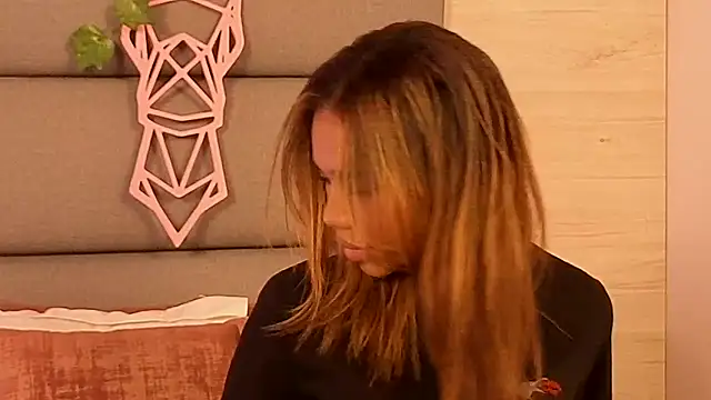 Snapshot of Lily_Miiller chatting on 10.26.25 Lily Miiller online show from 10.26.25