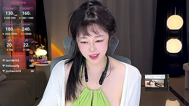 Snapshot of sweateanv_ chatting on 12.29.24 sweateanv online show from 12.29.24