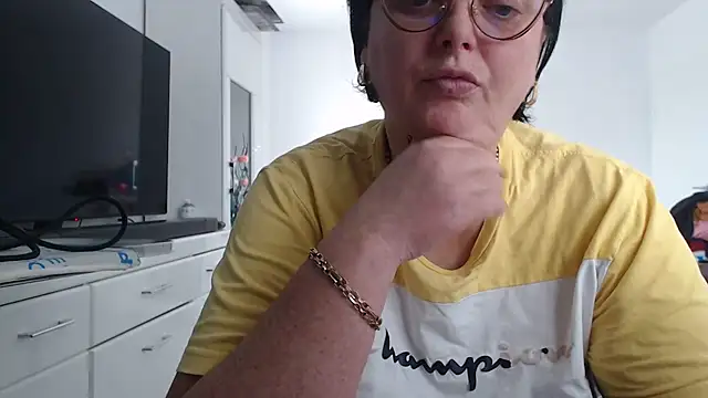 Snapshot of Amandamuller1982 chatting on 10.14.25 Amandamuller1982 online show from 10.14.25