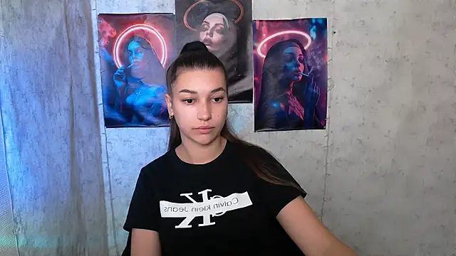 Snapshot of KarolinaRosse_ chatting on 10.14.25 KarolinaRosse online show from 10.14.25