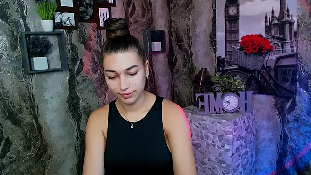 Snapshot of KarolinaRosse_ chatting on 10.28.25 KarolinaRosse online show from 10.28.25