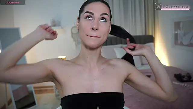 Snapshot of ZoeeZolton chatting on 03.21.25 ZoeeZolton online show from 03.21.25