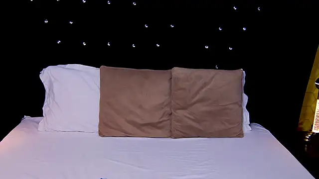 LaraAddison online show from 10.18.25