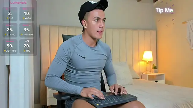 Snapshot of Aron_Bolt chatting on 01.08.25 Aron Bolt online show from 01.08.25