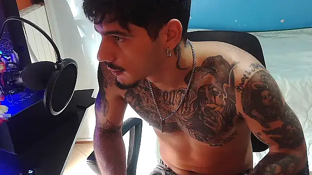 Snapshot of Badboyi1997 chatting on 10.17.25 Badboyi1997 online show from 10.17.25