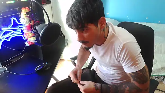 Snapshot of Badboyi1997 chatting on 10.19.25 Badboyi1997 online show from 10.19.25