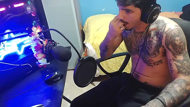 Snapshot of Badboyi1997 chatting on 10.24.25 Badboyi1997 online show from 10.24.25