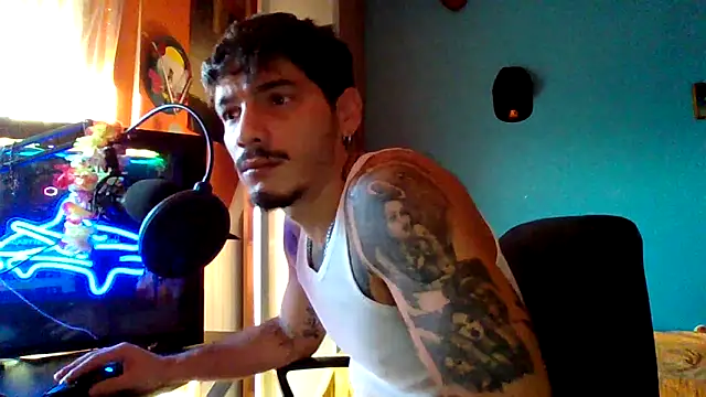 Snapshot of Badboyi1997 chatting on 10.28.25 Badboyi1997 online show from 10.28.25