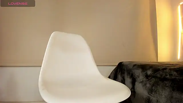 Hanna Clark  online show from 02.22.25