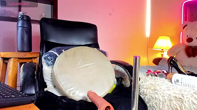 Hanna Clark  online show from 10.11.25