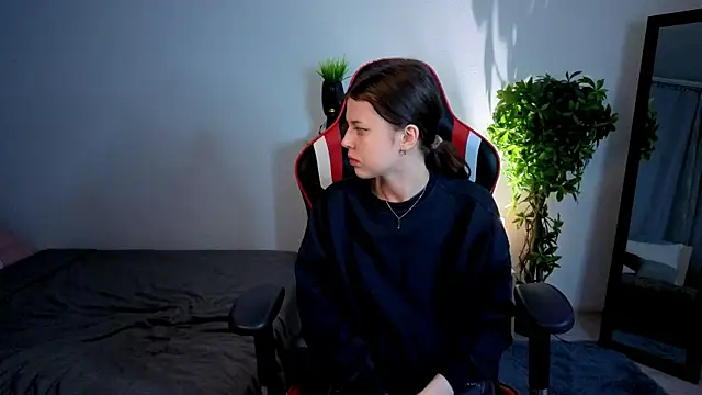 Snapshot of Este_Glen chatting on 10.09.25 Este Glen online show from 10.09.25