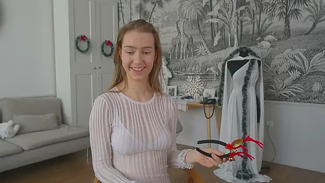 Snapshot of solar_bella chatting on 12.22.24 solar bella online show from 12.22.24