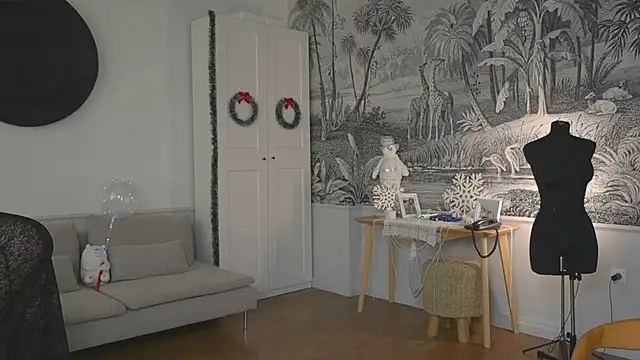 Snapshot of solar_bella chatting on 12.29.24 solar bella online show from 12.29.24