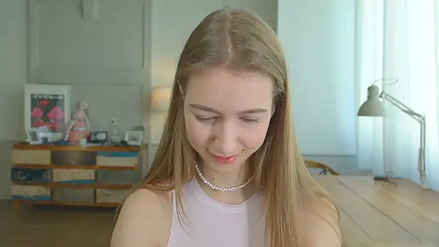 Snapshot of solar_bella chatting on 02.08.25 solar bella online show from 02.08.25