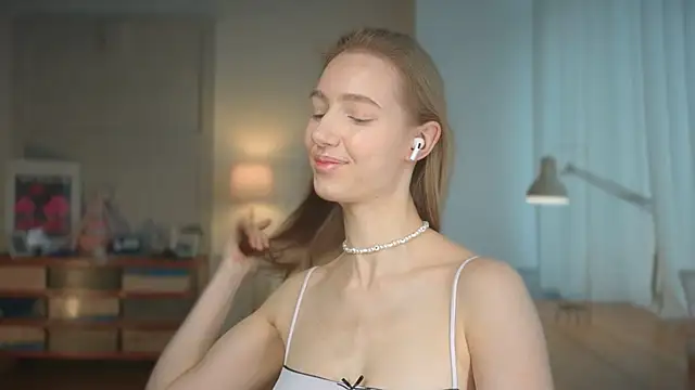 Snapshot of solar_bella chatting on 03.17.25 solar bella online show from 03.17.25