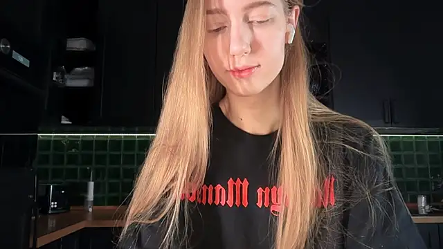 Snapshot of solar_bella chatting on 02.05.26 solar bella online show from 02.05.26