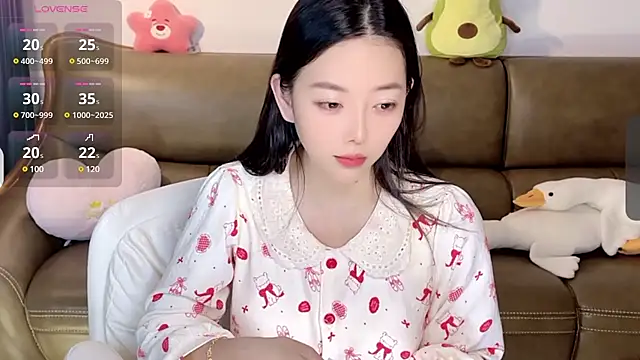 Snapshot of Yilin1999 chatting on 02.14.25 Yilin1999 online show from 02.14.25