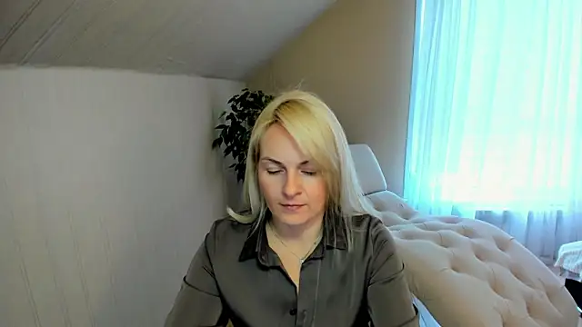 Snapshot of Alicee_Gracee chatting on 12.17.24 Alicee Gracee online show from 12.17.24