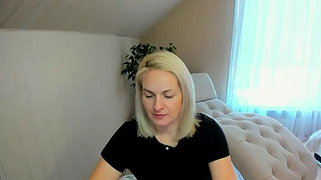 Snapshot of Alicee_Gracee chatting on 12.21.24 Alicee Gracee online show from 12.21.24