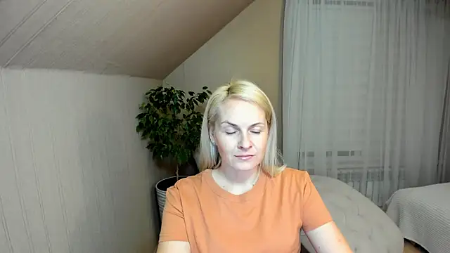 Snapshot of Alicee_Gracee chatting on 01.10.25 Alicee Gracee online show from 01.10.25