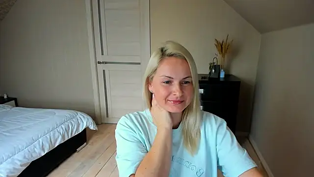 Snapshot of Alicee_Gracee chatting on 10.30.25 Alicee Gracee online show from 10.30.25