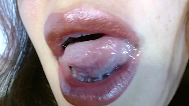 Snapshot of miss_evoleth2 chatting on 10.10.25 miss evoleth2 online show from 10.10.25